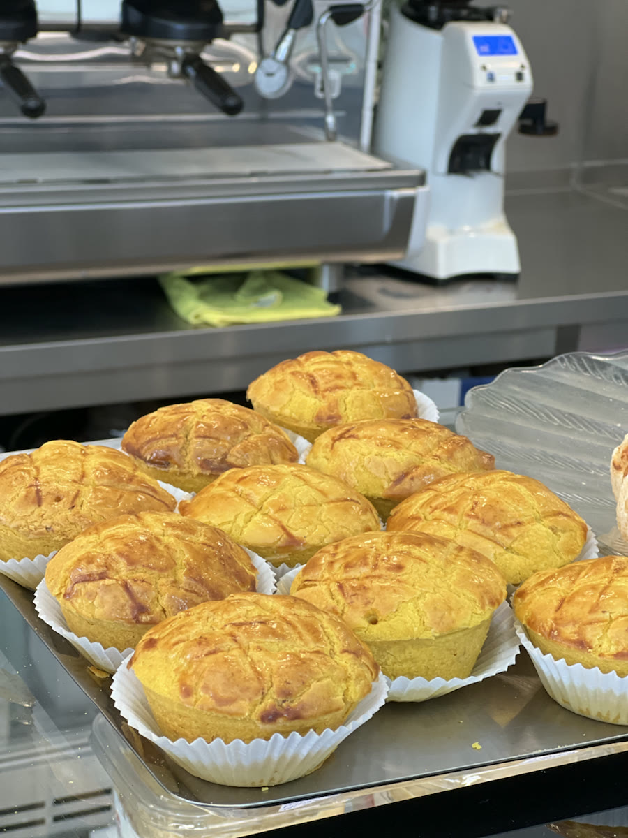 Vitrine com pastéis dourados acabados de fazer