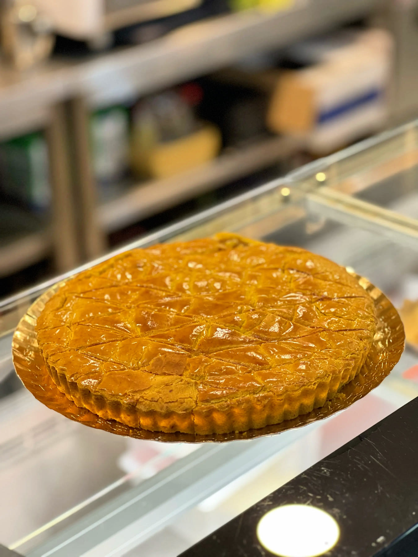 Tarte acabada de sair no balcão